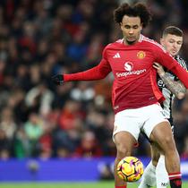 Bek Newcastle United asal Inggris #02, Kieran Trippier (Kanan), beradu dengan penyerang Manchester United asal Belanda #11, Joshua Zirkzee, selama pertandingan Liga Primer Inggris antara Manchester United dan Newcastle United di Old Trafford di Manchester, Inggris barat laut,&nbsp;Selasa dini hari WIB (31-12-2024). (Darren Staples/AFP)