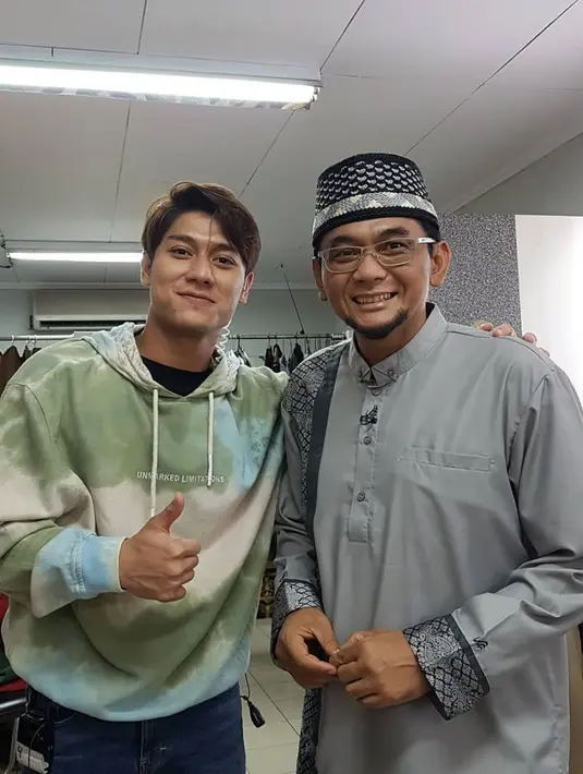 Dekat dengan keluarga Lesti, Ustaz Subki juga menjadi guru spiritual untuk pasangan yang sempat terkena masalah KDRT itu. Nasihat baik soal rumah tangga kerap diutarakan sang ustaz. Sebagai saksi kisah cintanya, Billar juga pernah mengunjungi kediaman pria kelahiran Bogor tersebut. (Liputan6.com/IG/@subkialbughury_)