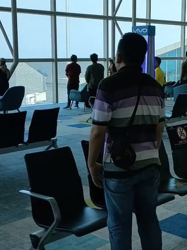 Momen Penumpang Berdiri Nyanyi Indonesia Raya di Bandara YIA, Panen Pujian