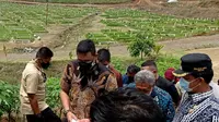 Wali Kota Medan, Bobby Nasution, meninjau areal pemakaman korban Covid-19 di Jalan Bunga Rampai IV, Simalingkar B
