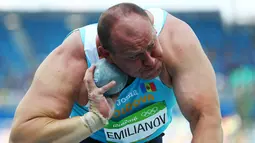 Atlet tolak peluru Moldova saat bersiap melempar bola yang terbuat dari logam/besi pada Olimpiade 2016 di Rio de Janeiro , Brasil. (18/8). Para atlet berjuang untuk melempar bola besi tersebut sejauh mungkin. (REUTERS / Kai Pfaffenbach)