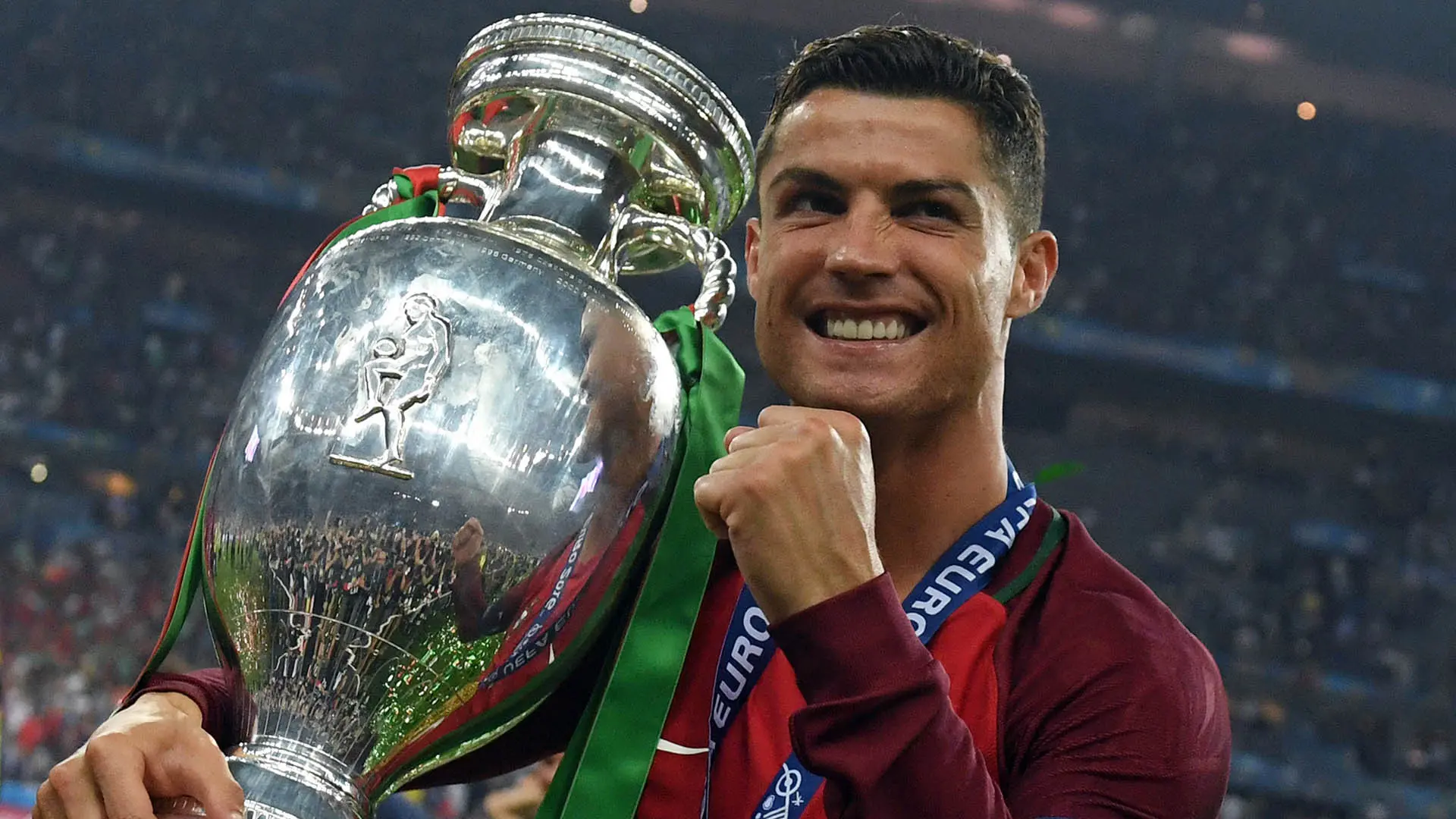 Cristiano Ronaldo dkk berhasil mengantar Portugal keluar sebagai juara Piala Eropa 2016 setelah mengalahkan tuan rumah, Prancis, 1-0, lewat perpanjangan waktu. Ini adalah gelar pertama Portugal di ajang internasional. (AFP/Francisco Leong) Event	