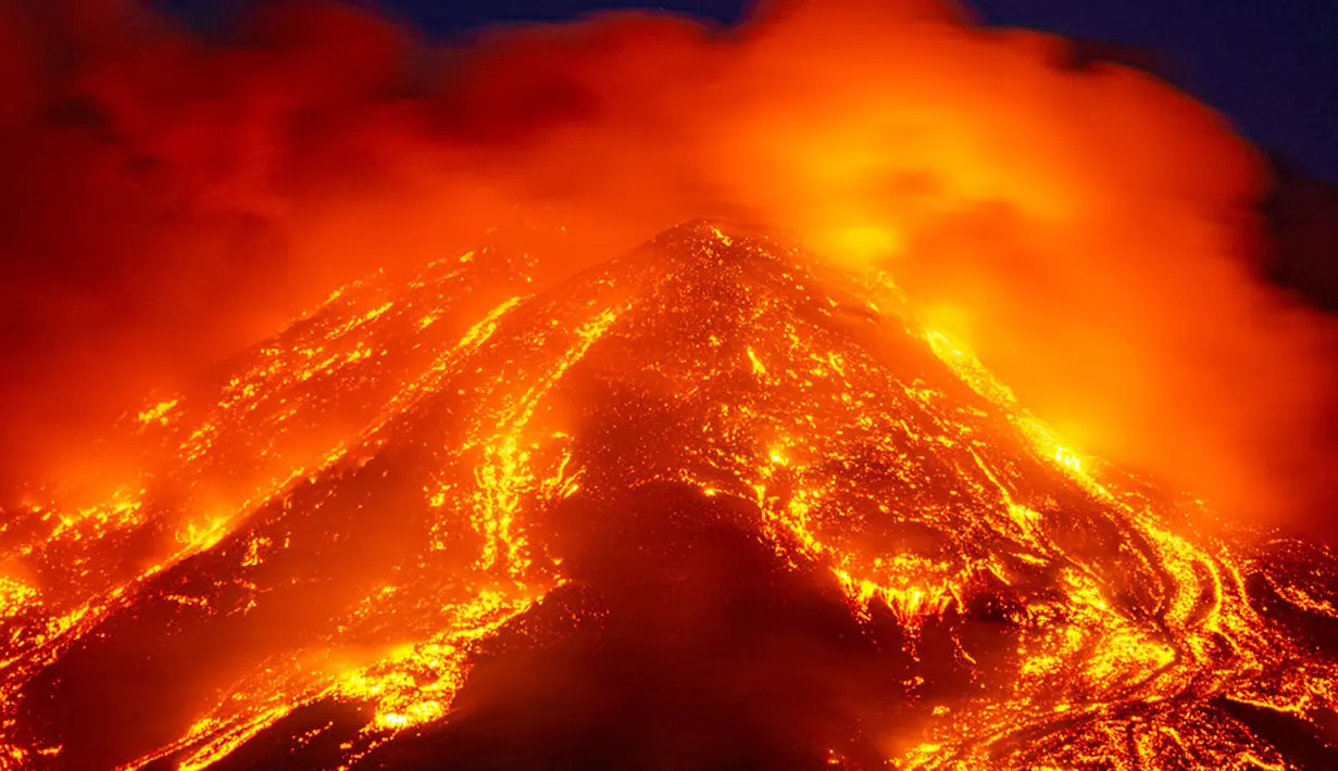 lahar panas menyembur dari Gunung Etna dekat Catania, Sisilia, Italia, Selasa (16/2/2021). Terakhir Gunung Etna mengalami erupsi pada Januari lalu. (AP Photo/Salvatore Allegra)
