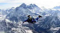 Jika Anda tidak ingin mendaki ke puncak Everest, namun masih ingin menikmati keindahannya, cobalah skydiving.
