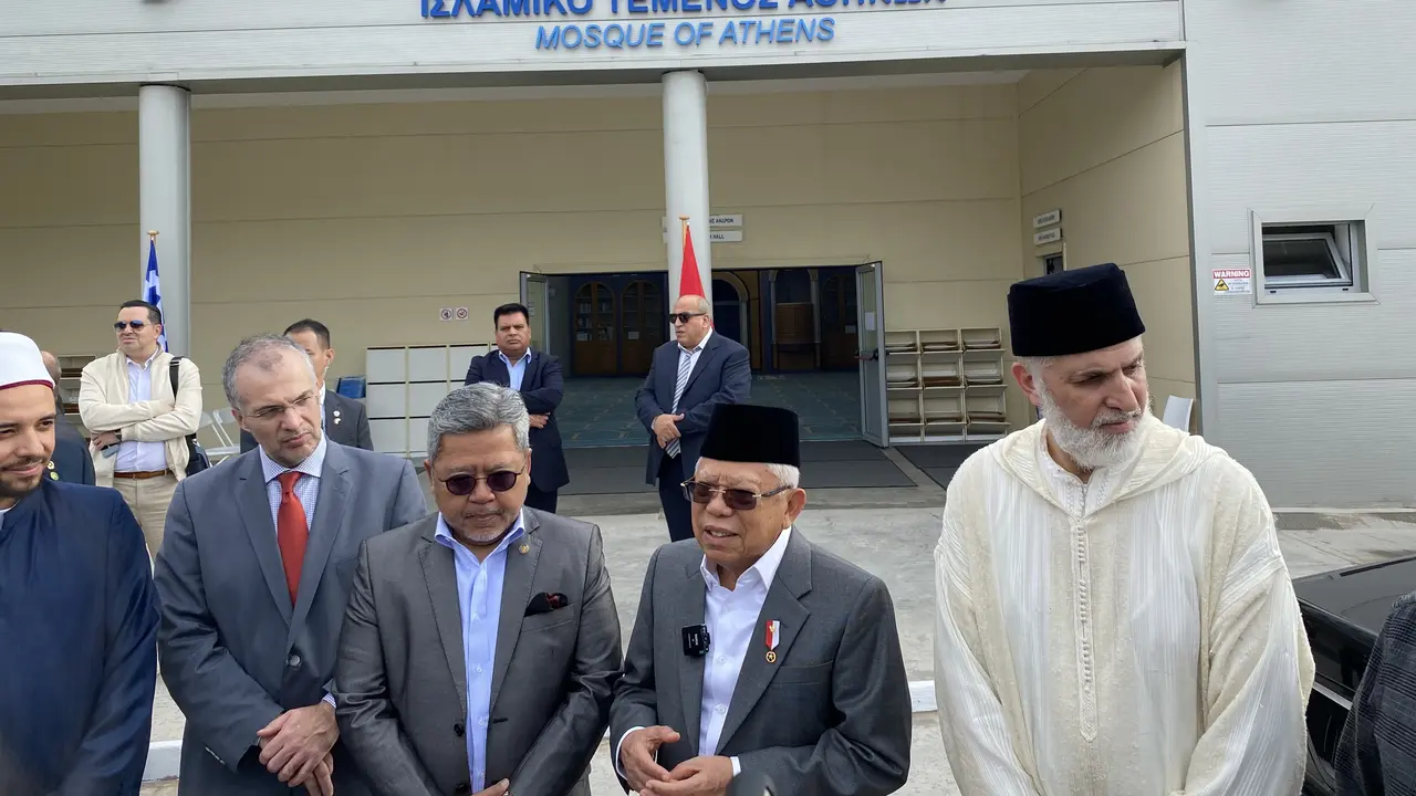 Ma’ruf mengajak berdoa bersama usai menjalankan shalat Jumat masjid pertama di kota Athena, yakni Athens Mosque pada Jumat (24/11/2023).