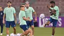 Bek Brasil Thiago Silva (kiri) dan rekannya Fred mengikuti sesi latihan di Stadion Al Arabi SC di Doha, Qatar, Kamis (1/12/2022). Brasil akan bersua Kamerun pada laga terakhir Grup G Piala Dunia 2022 di Lusail Iconic Stadium, Sabtu (3/12/2022) dini hari WIB. (NELSON ALMEIDA / AFP)