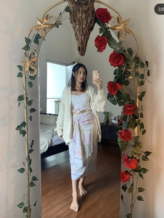 Outfit Nadin dengan kain berwarna pink. (instagram/cakecaine)