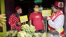 Dua badut menjemput warga untuk mengikuti vaksinasi COVID-19 di Pinang, Tangerang, Banten, Selasa (14/9/2021). Aksi yang dilakukan Taman Baca Badut Syariah itu dilakukan untuk mengajak warga mengikuti vaksinasi COVID-19 guna meningkatkan herd imunity. (Liputan6.com/Angga Yuniar)