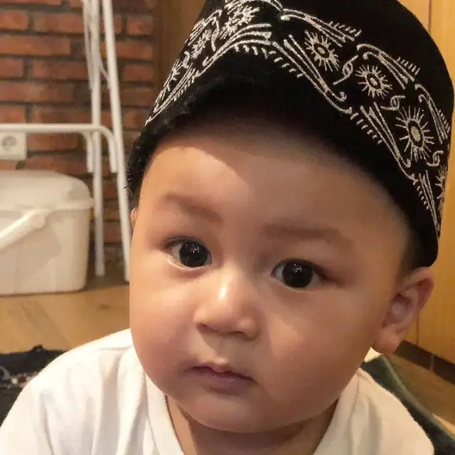 Potret Gemas Kiano Tiger Wong Pakai Kopiah. (Sumber: Instagram/kianotigerwong/tagged)