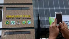 Pengunjung mengabadikan Rumah Sakit Gajah (RSG) menggunakan HP di Taman Nasional Way Kambas, Lampung, Kamis (5/11/2015). RSG merupakan pertama di Indonesia yang digagas empat tahun yang lalu. (Liputan6.com/Fery Pradolo)