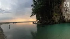 Seorang anak bermain di Sungai Tamborasi di Desa Tamborasi, Kecamatan Wolo, Kabupaten Kolaka, Sulawesi Tenggara (16/10/2019). Sungai Tamborasi ini merupakan sungai terpendek di dunia. (Liputan6.com/Nurseffi Dwi Wahyuni)