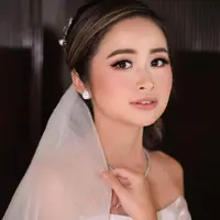 Di balik riasan wajah paripurna Gritte Agatha di hari lamaran hingga pernikahannya, ada tangan dingin MUA @victoria_makeupatelier. [Instagram/victoria_makeupatelier]