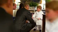 Setelah beredarnya foto pangeran George sedang berbincang dengan Obama, jubah yang dipakai anak itu banyak dicari.
