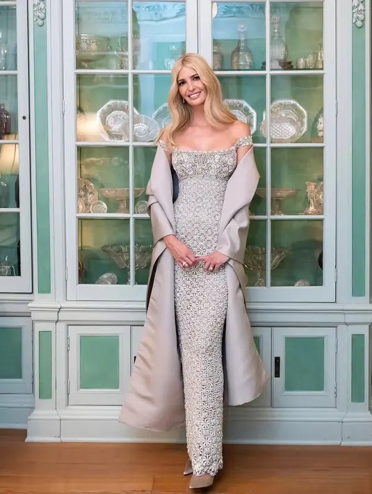 Ia nampak kenakan off shoulder dress dengan kristal dan mutiara yang dipadu dengan stole silver [@oscardelarenta]