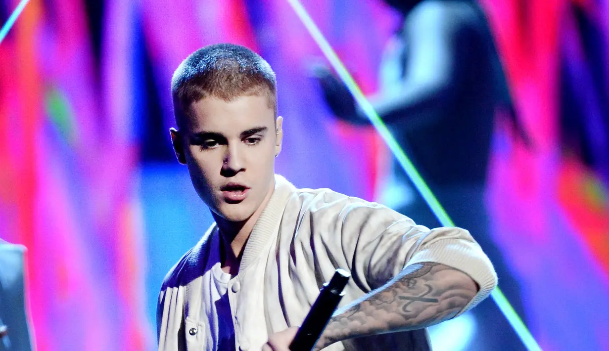 Justin Bieber memang terkenal selalu bikin sensasi dan membuat publik geger dengan tingkah lakunya. Tak hanya unggah foto bugil, kini dirinya terlibat perkelahian dengan sosok pria berbadan kekar. (AFP/Bintang.com)