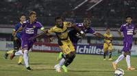 Pemain Mitra Kukar, Nike Ondua berusaha melewati pemain Persita, Bruno Kasmir pada laga Piala Presiden di Stadion Dipta, Bali, Minggu (30/8/2015).