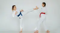 Ilustrasi judo. (Photo by olia danilevich: https://www.pexels.com/photo/girls-in-uniforms-practicing-karate-6005459/)