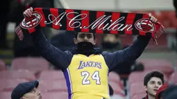 Pendukung AC Milan mengenakan jersey Kobe Bryant sebelum pertandingan AC Milan melawan Torino pada perempat final Coppa Italia di stadion San Siro (28/1/2020). Kobe Bryant yang berusia 41 tahun  meninggal bersama putrinya Gianna akibat kecelakaan helikopter. (AP Photo/Antonio Calanni)