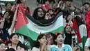 Seorang suporter membentangkan bendera Palestina saat laga Grup B Kualifikasi Piala Dunia 2026 antara Korea Selatan melawan Palestina di Seoul World Cup Stadium, Seoul, Korea Selatan, Kamis (05/09/2024) WIB. (AFP/Jung Yeon-je)