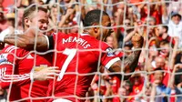 Memphis Depay (kanan) dan Wayne Rooney merayakan gol ke gawang Spurs dalam pertandingan di Stadion Old Trafford, Inggris. Sabtu (8/8/205). (Action Images via Reuters/Darren Staples)