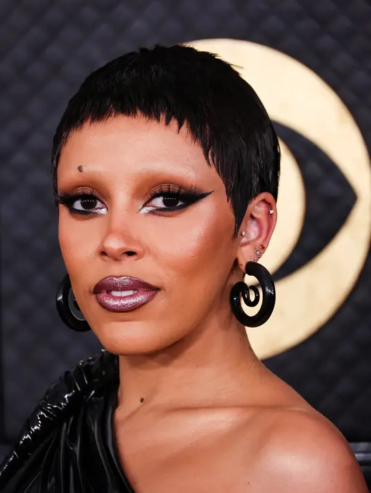 <p>Doja Cat tahu cara untuk terlihat grunge dan glam yang keren. Dengan bibir vampy, alis yang dicukur, dan eyeliner tebal, Doja Cat menjadi salah satu beauty look yang pantas mendapatkan perhatian. Foto: Glamour.</p>