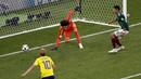 Kiper Meksiko, Guillermo Ochoa gagal menghalau bola yang masuk ke gawangnya saat melawan Swedia pada laga grup F Piala Dunia 2018 di Yekaterinburg Arena, Yekaterinburg, Rusia, (27/6/2018).  Swedia menang telak 3-0 atas Meksiko. (AP/Efrem Lukatsky)