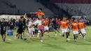 Para pemain dan ofisial Persebaya Surabaya berselebrasi di lapangan usai memastikan gelar juara Piala Presiden 2026 setelah mengalahkan Persib Bandung pada laga final di Stadion Kapten I Wayan Dipta, Gianyar, Bali, Kamis (6/8/2026). Bajul Ijo mengunci gelar perdana di ajang ini lewat kemenangan dramatis 6-5 melalui adu tendangan penalti setelah bermain imbang 1-1 hingga babak tambahan waktu. (KapanLagi.com/Budy Santoso)