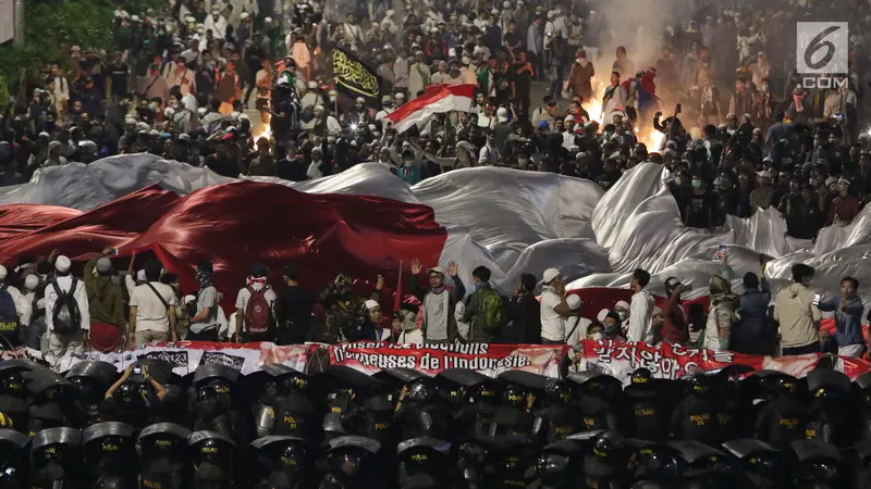 Massa Aksi di Depan Gedung Bawaslu Mulai Ricuh