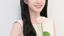 Pemeran Woo Young Woo di drama Extraordinary Attorney Woo penampilannya selalu anggun di berbagai kesempatan. Saat ia tampil berponi memegang bunga serta memakai outfit putih kian memperlihatkan cantiknya sosok Park Eun-bin. (Liputan6.com/IG/@eunbining0904)