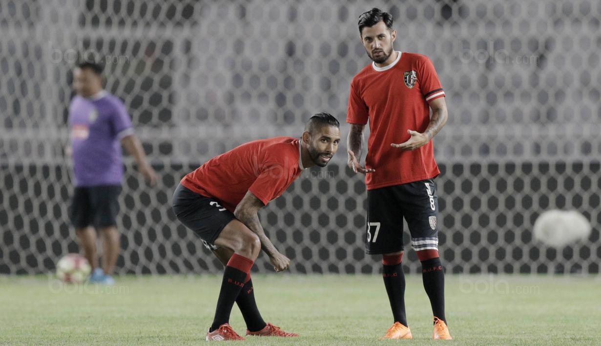 Gelandang Bali United, Stefano Lilipaly, berbincang dengan Demerson, saat latihan jelang laga final Piala Presiden 2018 di SUGBK, Jakarta, Jumat (16/2/2018). Bali United akan berhadapan dengan Persija, (Bola.com/M Iqbal Ichsan)
