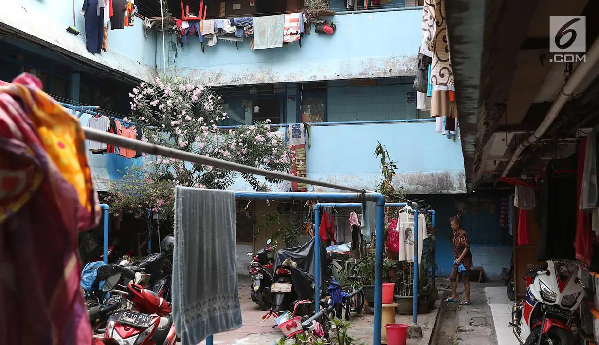 Penghuni beraktivitas di Rumah Susun Karang Anyar, Sawah Besar, Jakarta, Selasa (14/8). Kenaikan tarif Rusun Karang Anyar menjadi perhatian dalam rapat bersama DPRD DKI Jakarta beberapa waktu lalu. (Liputan6.com/Immanuel Antonius)
