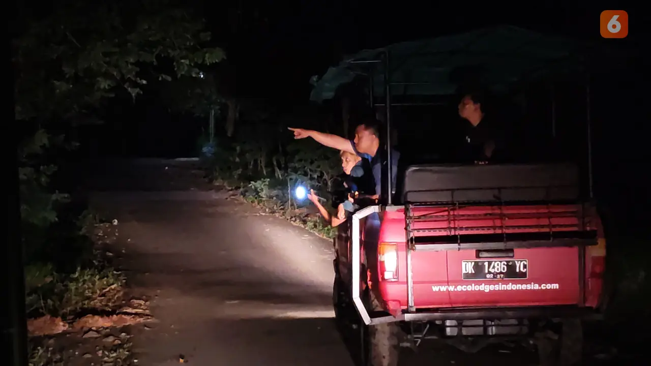 Perjalanan safari malam di Taman Nasional Way Kambas, Lampung Timur. Foto : (Liputan6.com/Ardi).