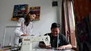 Sinta memantau detail pengerjaan sambil berdialog hangat dengan salah satu karyawannya. Menurutnya, kolaborasi dan komunikasi adalah kunci dalam menjaga kualitas produksi dan semangat tim. (Foto:Dok.BRI)