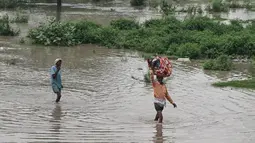 Hujan deras selama akhir pekan membuat sebagian New Delhi mengalami banjir yang merendam jalan-jalan dan membuat warganya terjebak tak bisa ke mana-mana. (AFP/Money Sharma)