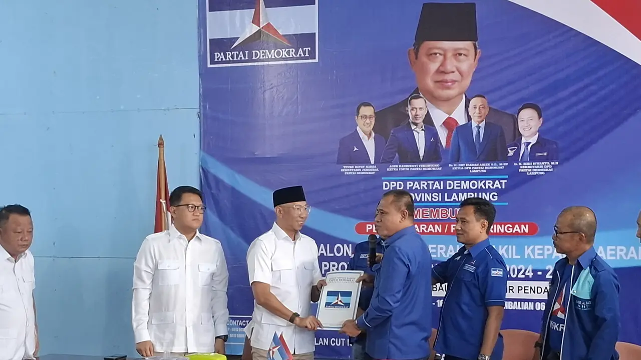 Rahmat Mirzani Djausal menyerahkan berkas pendaftaran ke Ketua Tim Penjaringan Demokrat Lampung, Hanifal.  Foto: (Liputan6.com/Ardi)