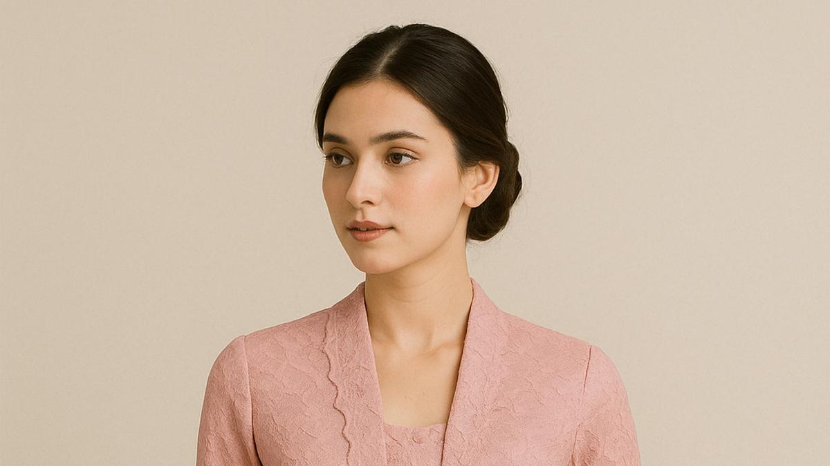 Inspirasi Setelan Kebaya Pink dan Rok Batik Hijau, Jadi Pilihan untuk Acara Formal 2025