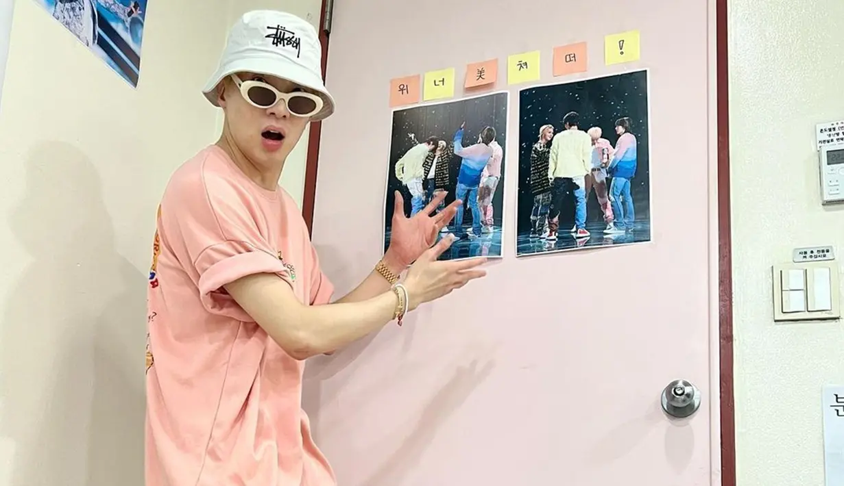 Kaus berwarna peach yang digunakan oleh Kang Seung Yoon Winner ini membuatnya terlihat begitu cerah. Artis yang berada di bawah naungan YG Entertainment ini juga memadukannya dengan kacamata serta bucket hat berwarna putih. (Liputan6.com/IG/@w_n_r00)