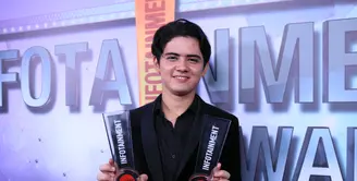 Dalam ajang penghargaan Infotainment Awards 2017 nama pesinetron Aliando Syarief masih berjaya. Dua piala sekaligus diborong oleh pemeran sinetron Ganteng Ganteng Serigala tersebut. (Adrian Putra/Bintang.com)