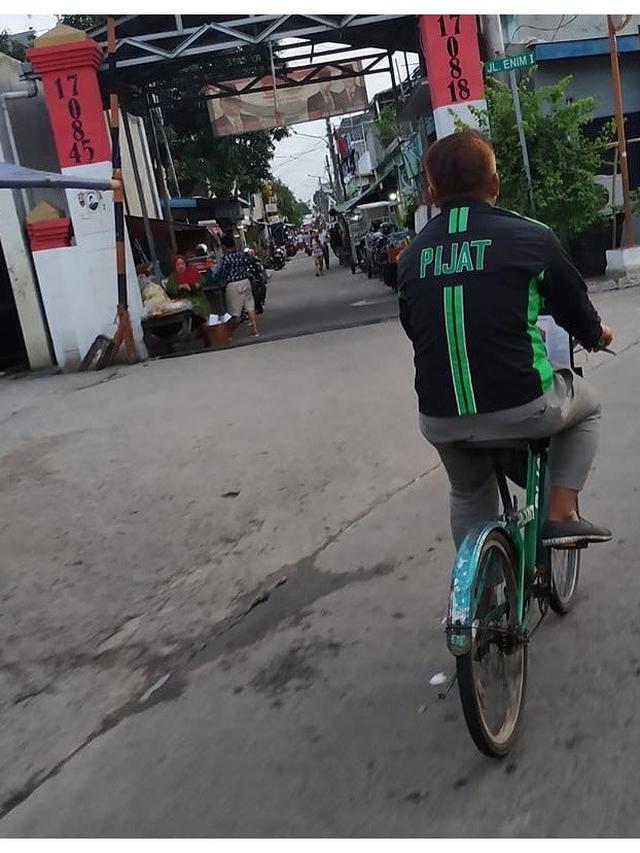 Atribut Driver Ojek Online Ini Bikin Ketawa Geli