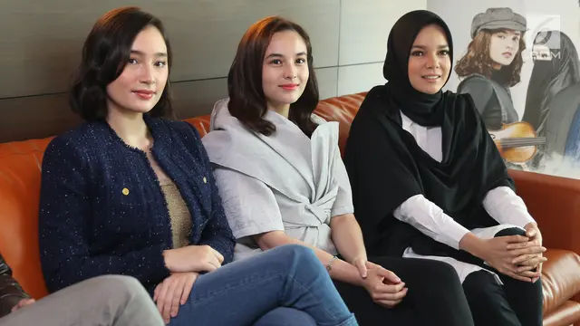 Pemain film Ayat-Ayat Cinta 2 Tatjana Saphira (kiri), Chelsea Islan (tengah) dan Dewi Sandra