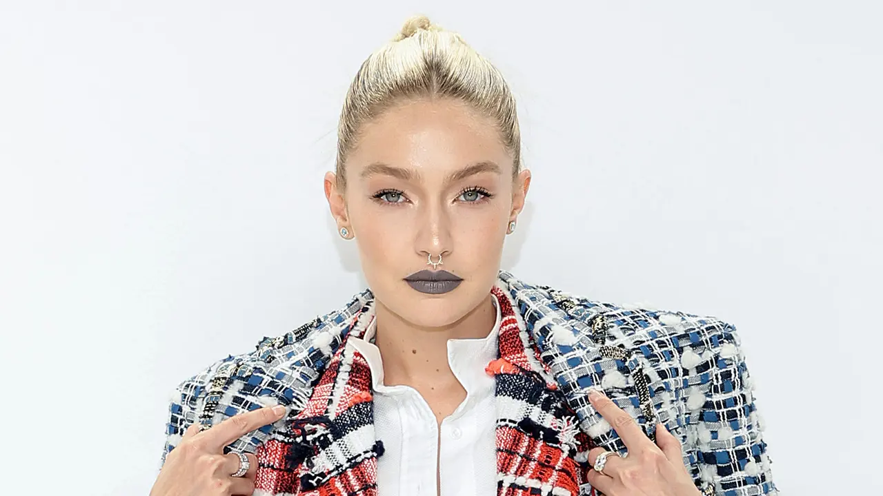 Padukan Banyak Pola, Gigi Hadid Tampil Kece di CFDA Fashion Awards 2022