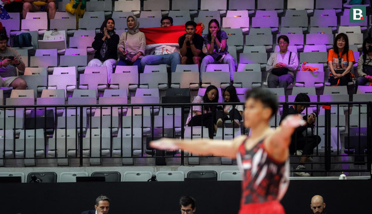 Sejumlah penonton Indonesia memberikan dukungan kepada para atlet tanah air dalam Kejuaraan Dunia Gimnastik 2025 di Indonesia Arena, Senayan, Jakarta, Senin (20/10/2025). (Bola.com/Bagaskara Lazuardi)