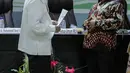 Ketua Dewan Masjid Indonesia Jusuf Kalla dan Wakil Ketum MUI Muhyiddin Junaidi berbincang usai rapat untuk mengeluarkan fatwa di Jakarta, Selasa (17/3/2020). MUI mengeluarkan Fatwa Nomor 14 Tahun 2020 tentang Penyelenggaraan Ibadah dalam Situasi Terjadi Wabah Covid-19. (Liputan6.com/Faizal Fanani)