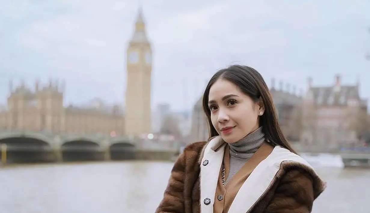 Ibu dua anak ini juga tampil dengan jaket velvet warna coklat uang dipadukan coat warna serasi dan turtleneck abu-abu sebagai inner.  [@raffinagita1717]
