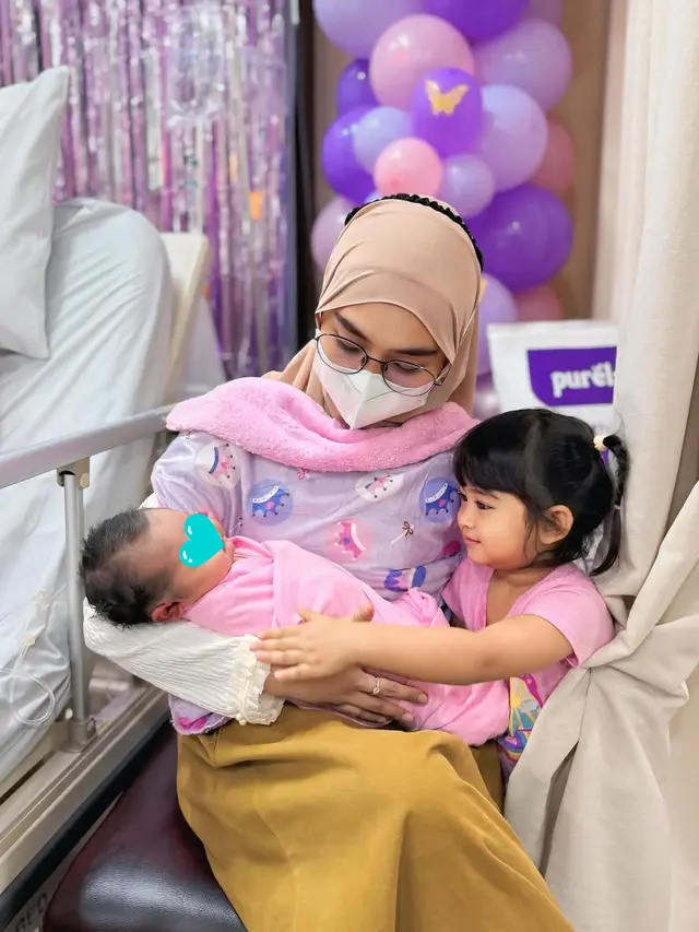 6 Potret Shindy Putri Melahirkan Anak Kedua, Ria Ricis Sambut Keponakan Baru
