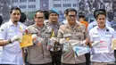 Kabid Humas Polda Metro Jaya Kombes Argo Yuwono dan Kapolres Jakarta Utara Kombes Reza Arif menunjukkan barang bukti saat rilis pengungkapan terkait penangkapan Faris RM di Polres Jakarta Utara, Minggu (26/8). (Liputan6.com/Faizal Fanani)