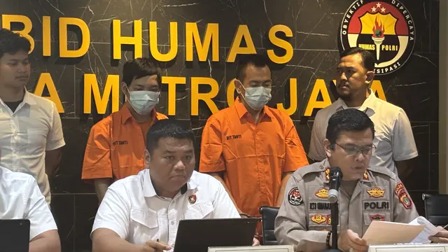 Polda Metro Jaya menangkap dua warga negara asing (WNA) asal Malaysia, OKH (53) dan CY (29), usai diduga terlibat dalam penipuan bermodus SMS palsu yang menyasar nasabah bank.