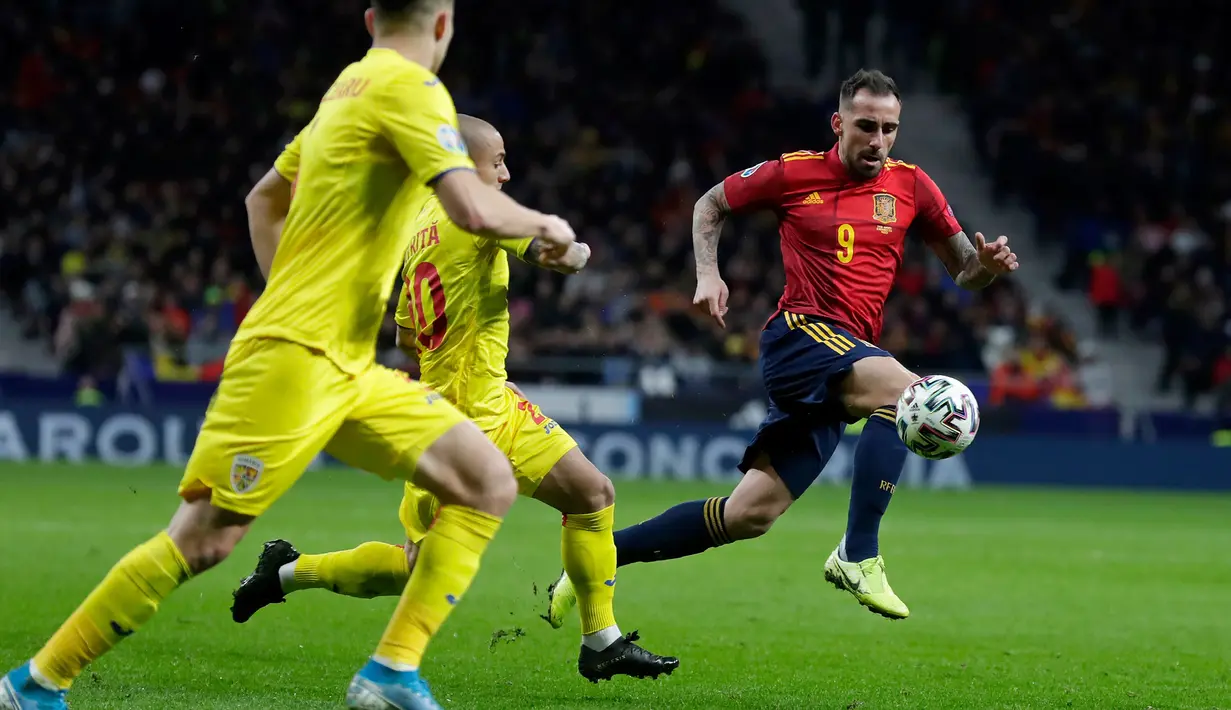Penyerang timnas Spanyol, Paco Alcacer, berlari membawa bola saat menghadapi timnas Rumania pada matchday ke-10 Grup F Kualifikasi Piala Eropa 2020 di Wanda Metropolitano, Senin (18/11/2019). Spanyol berhasil menggasak Rumania 5-0. (AP Photo/Manu Fernandez)
