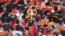 Suporter tim Macan Kemayoran bersorak merayakan gelar juara Go-Jek Liga 1 Indonesia 2018 bersama Bukalapak yang diraih Persija di Stadion GBK, Jakarta, Minggu (9/12). Persija meraih gelar juara dengan 62 poin. (Liputan6.com/Helmi Fithriansyah)