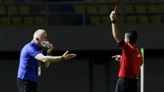 Pelatih PSIS Semarang, Dragan Djukanovic, mendapat kartu merah pada laga melawan Barito Putera di Piala Menpora 2021 di Stadion Manahan, Solo, Minggu (21/03/2021).(Bola.com/M Iqbal Ichsan)